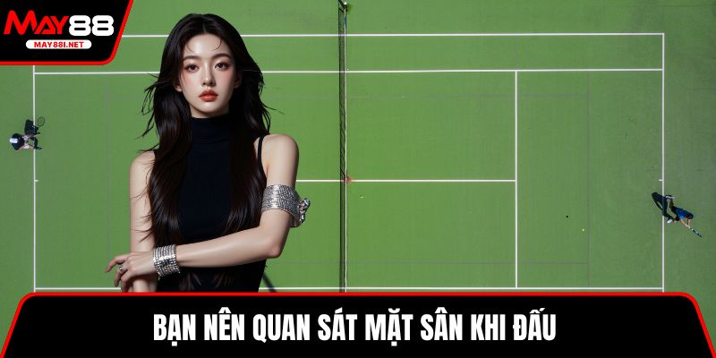 Bạn nên quan sát mặt sân khi đấu